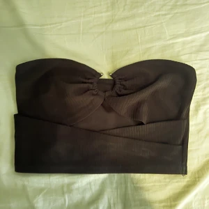 Somrig topp - Somrig svart topp, använd men bra skick Om du vill ha fler/bättre bilder så är det bara att skriva ett meddelande så skickar jag gärna!