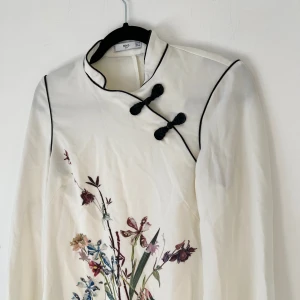 Klänning  - Från Mango suit. Storlek XS. Ser genomskinlig ut men fungerar utmärkt med hudfärgade underkläder. En maska och en skada som går enkelt att fixa. Jätteskönt siden tyg