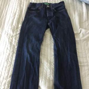 Hej! Säljer dessa snygga mörkblåa jeans. Rekommenderar till folk som är runt 164-170. Skicket är väldigt bra och jeansen är as sköna. Pris kan även sänkas, buda bara på!