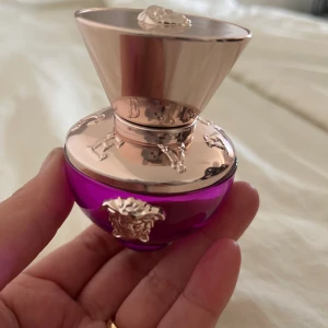 Parfym - Super god parfym från Versace purple dylan, 30 ml. Köptes på kicks för 800kr förra månaden, säljs då jag har för många och kommer inte hinna använda denna och har en lika sen innan 