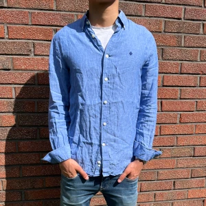 Morris linneskjorta  - Säljer en riktigt fin linnekskjorta i färgen ljusblå för endast 549. Modellen på bilden är 179 och väger 64kg. Skulle säga att den passar mellan 176-184. Storlek M👍.