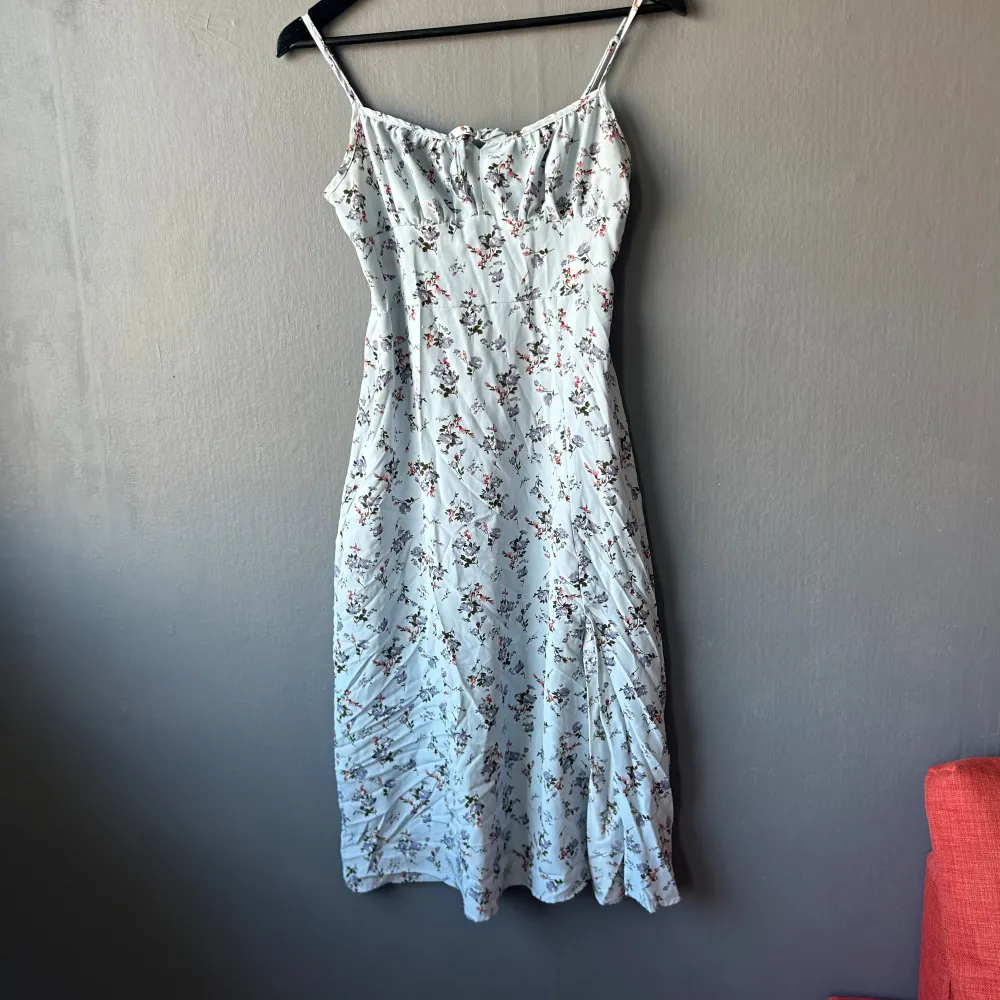 En fin blå sommar klänning. Blommor som mönster. Från SHEIN. Storlek 36/S. Sitter tajt på en. . Klänningar.