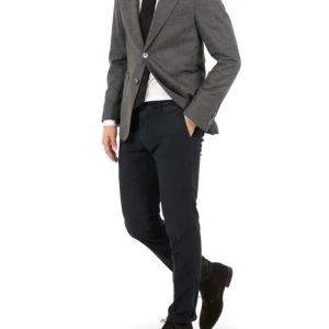 Oscar Jacobson kavaj grå strl 52 flanell blazer - Använd en gång kommer med en resegarderob  Köpt på NK Ingen fordring  Made in italy 