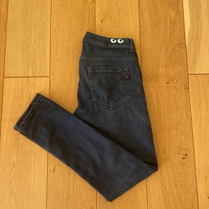 Dondup George - Tjena säljer nu dessa riktigt trendiga dondup jeans! Jeansen är i toppen skick. Dem har även riktigt snygga rips/slitningar. Priset kan självklart diskuteras