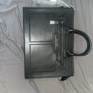 Ideal of Sweden Väska - Är helt oanvändt. Kostar pårikigt 1500 men säljer för 670. Mycket fin och minimalistisk och har många fack!