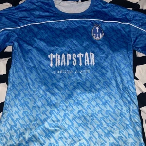 trapstar tröja - säljer min killes trapstar fotbollströja, aldrig använd!💕