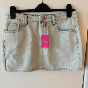 Jeanskjol - Nyköpt jeanskjol, lappen kvar, aldrig använd. Säljer för att den är för liten och testade inte i butik innan🙃🙃priset kan möjligtvis diskuteras