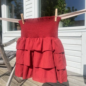 Kjol - Kort kjol perfekt till sommaren! Dock men två små fläckar på💓