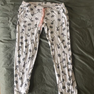 Pyjamasbyxor  - Ganska små pyjamasbyxor i voquette stil