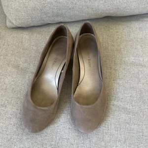 Klackskor  - Beiga klackskor. Bra skick. Ballerina variant, lägre klack.