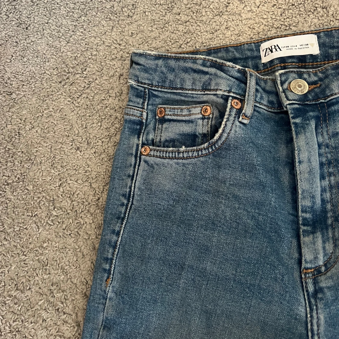 Blåa bootcut jeans  - 90