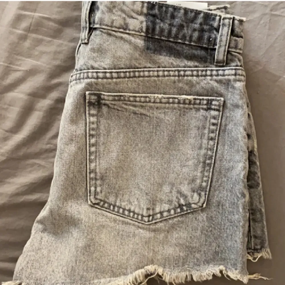 Populära gråa jeansshorts från Zara 🩷 lånade bilder men skriv om ni behöver egna 💕 - Jag kan samfrakta med nåt annat från min profil men ni måste skriv till mej innan ni trycker på köp nu!. Shorts.