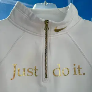 Nike tröja med zip. Aldrig använd