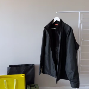 Limited Edition Barbour Levanter Jacket - Oanvänd i mindre storlek svart jacka från Barbour's Stormforce AW19 Collection. Originalpriset är 2400 kr (209€). Storlek: XL/XXL. Materialet: 100% Polyester och Dekor: 100% Bomull. Jackan med lättviktsmaterial är inspirerad av Barbour's havs rötter⚓️