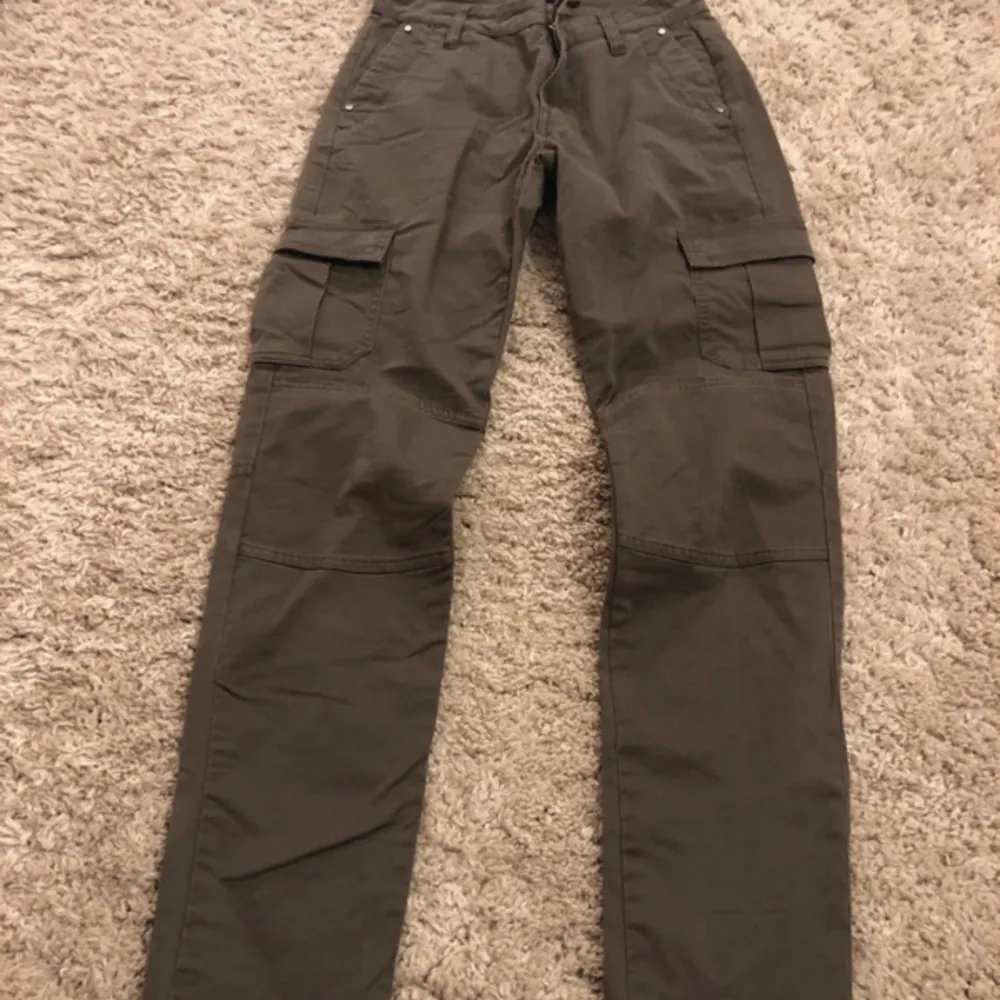 Army green guess pants . Jeans & Byxor.