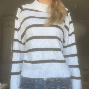 Stickad tröja - En fin randig stickad tröja som är lite knottrig. Typ aldrig använt, nypris ca 200kr, läs gärna min profil innan köp och kontakta eller buda istället för köp direkt❤️