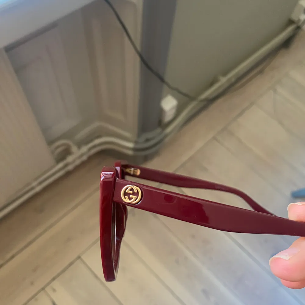 Röda solglasögon från Gucci. Väldigt bra skick. Säljer för kommer inte till användning. Kommer med Gucci fodral. . Accessoarer.