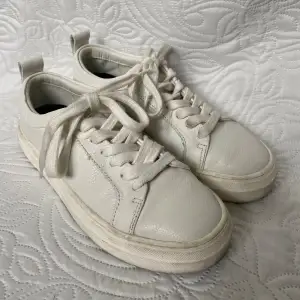 Ett par vita härliga sommarsneakers av märket Massimo Dutti. Äkta skinn. Använda sparsamt i bra skick. Nypris 1100kr