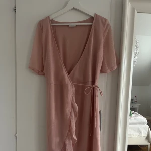 Smutsrosa klänning från Vila - Aldrig använd klänning från Vila i storlek 34. 