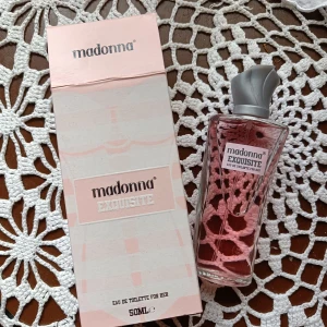 Madonna Exquisite Parfym - Nyinköpt parfym edt 50 ml säljes för 60kr. Endast testad
