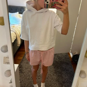 Fin trekvarts hoddie🤍 - Säljer min fina hoddie från zara som passar bra till väldigt mycket!💞💞