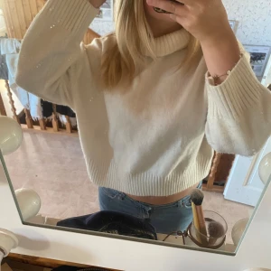 Stickad polotröja  - Hej! Säljer denna vita polo tröja! Den är använd några gånger men annars i bra skick💕 