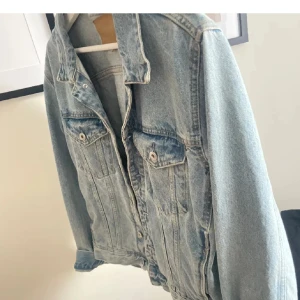 Jeansjacka - Säljer denna jättefina jeansjackan😻😻 säljer då den tyvärr inte passade som jag ville💓 köpt här på plick & bilderna är lånade från förra ägaren🤗