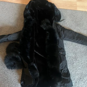 Parka Jacka - En svart parka jacka i äkta påls köpt från Garoff i storlek S. Anvånd ett fåtal gånger och i ett mycket bra skick.   Jag valde att dra bort pälsen från ärmarna, men det går alltid att sätta tillbaka och om de önskas säg till! 