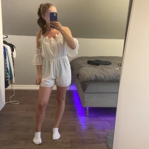 Byxdress - Storlek M men liten i storlek så är mer som en S men kan passa M, förstor för mig som har XS. Genomskinlig som man ser på bilderna. Väldigt lågt pris då den aldrig används och är köpt begagnad och vill bli av med den innan flytt, den är i fint skick😊