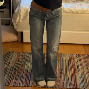 Lågmidjade utsvängda jeans  - Säljer dessa assnygga lågmidjade jeansen🤩🤩 säljer då dem tyvärr är lite stora på mig💓