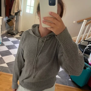 Stickad hoodie - Stickad Hoodie använd fåtal gånger med inga täcken på användning 💕