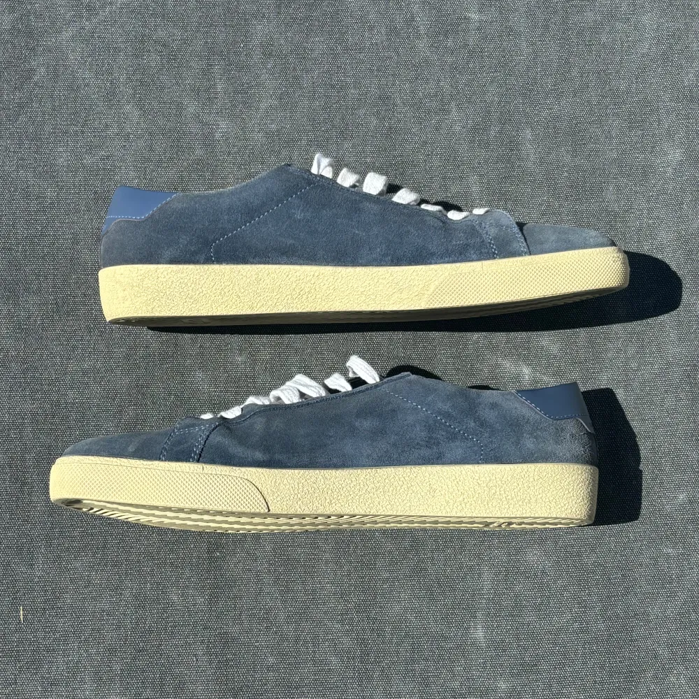 Säljer dessa Saint Laurent ”Court Classic” Sneakers som i princip är omöjliga att få tag i då de inte tillverkas längre - Storlek: EU 43 - Skick: 9/10 - OG: Inget - Nypris: 7000kr - Vårt pris: 4000kr - Kontakta oss via DM för fler bilder/frågor. Skor.