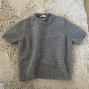 Stickad zara t-shirt  - Jätte fin tröja som tyvärr inte kommer till användning, har bara haft den ca 3 gånger!💖 Storlek M men skulle säga att den sitter mer som en S/xs!!💖