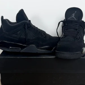 Jordan 4 blackcats (äkta)  - Säljer mina blackcats stl 43 då jag har mognat upp och ändrar stil. Äkta och kommer med kvitto köpta förra året för 9000 och vill gå profit på dom. skick e som nya lite små märken mest på Sulan. Meddela vid intresse. bara seriösa affärer tillåtet. 