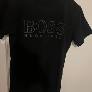 Hugo Boss T-shirt - I gott skick, använd fåtal gånger. Axelmått: 40 cm  Längd: 66 cm