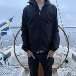 Moncler windbreaker - Moncler grimpeurs hooded jacket | 6/10 skick då en silver ring runt högra snöret är borta | modellen på bilden är 175 och 55kg | nypris 8000 vårt pris 2200 | äktighetsbevis är tillgänglig | Storlek är 1 / S