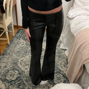 Skinnbyxor - Supersnygga skinnbyxor💕 tyvärr har dom en defekt vid rumpan (se bild 4 och 5) LÅNADE BILDER från tjejen jag köpte dom av💘