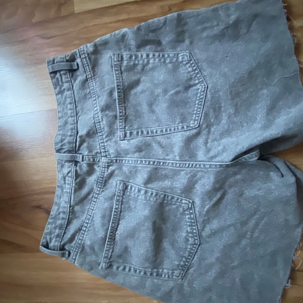 Gråa högmidjade jeansshorts från HM. Köpt förra sommaren då det var rea men knappt använda sen dess, några enstaka gånger. Dom är lite längre men inte ner till käna som vissa shorts.. Shorts.