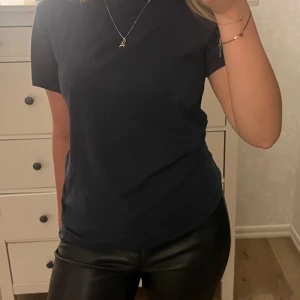 MARINBLÅ T-SHIRT💙 - Snygg basic marinblå T-shirt💙💌 Jättefint sick och passar storlek M