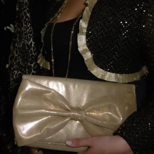 Guldig rosettväska - The other bag🎀⭐️ -Storlek:M -Pris:399kr -Skick:Mycket bra