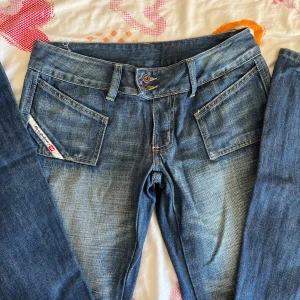 Diesel jeans - Säljer dessa snygga diesel jeans eftersom de tyvärr är för små för mig, de är använda ett fåtal gånger så är i väldigt bra skick. Nypris 1.800 därav priset.  Midja 38cm och innerbenslängd 81cm😊