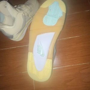 Jordan 4s off white limited edition  - J4s off white i Bra skick oanvända pris kan diskuteras vid snabb affär