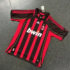 Säljer min riktigt snygga retro Milan tröja från 06/07 med gattuso på ryggen😍sprillans ny med alla tags kvar. Hör gärna av dig om du har några funderingar eller vill ha fler bilder✅