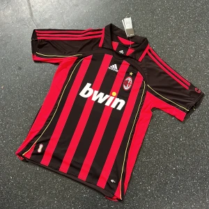 Ac Milan 06/07 ”GATTUSO” - Säljer min riktigt snygga retro Milan tröja från 06/07 med gattuso på ryggen😍sprillans ny med alla tags kvar. Hör gärna av dig om du har några funderingar eller vill ha fler bilder✅