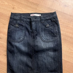 Jeanskjol - Halvlång jeanskjol med slit