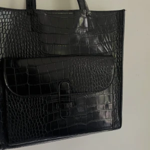 Svart väska  - Jättefin svart väska med fånga fack och smidig storlek. Använd mycket men utan några defekter. 