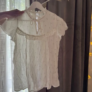 Super söt blus 👚  - Säljer min super fina blus jag får jätte mycket komplimanger för.💓  