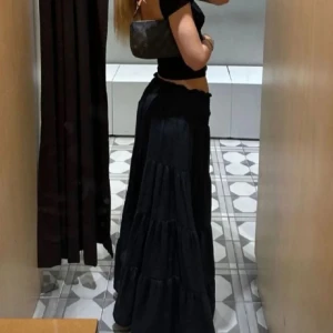 Svart kjol - Helt ny köp direkt för 389kr