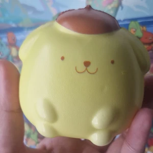 Sanrio / Hello Kitty squishy - Pompompurin - en jätte söt squishy av Pompompurin! Bra för personer som älskar squishy, sanrio eller eller vill släppa lite stress ❤️