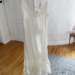 Klänning - Vacker klänning från Diesel med volanger nedtill.